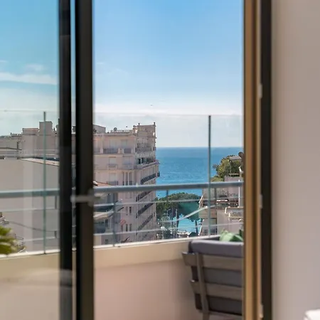 Centre Dernier Etage Канны